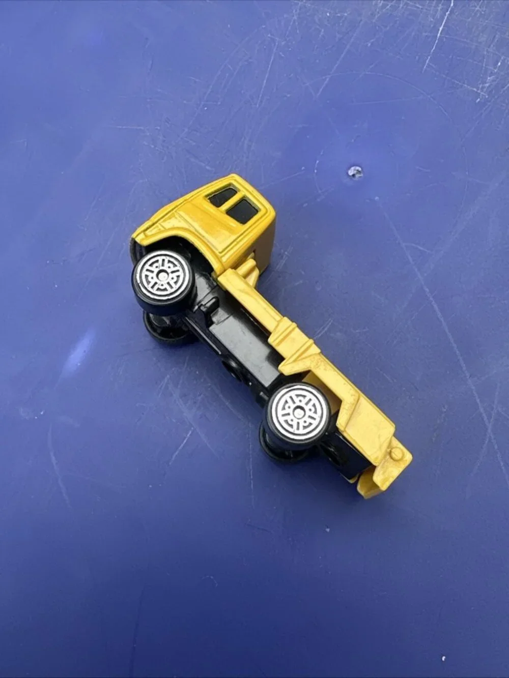 Maisto Ladder Truck Semi Flat Bed Die Cast Toy Vehicle Yellow 1:64